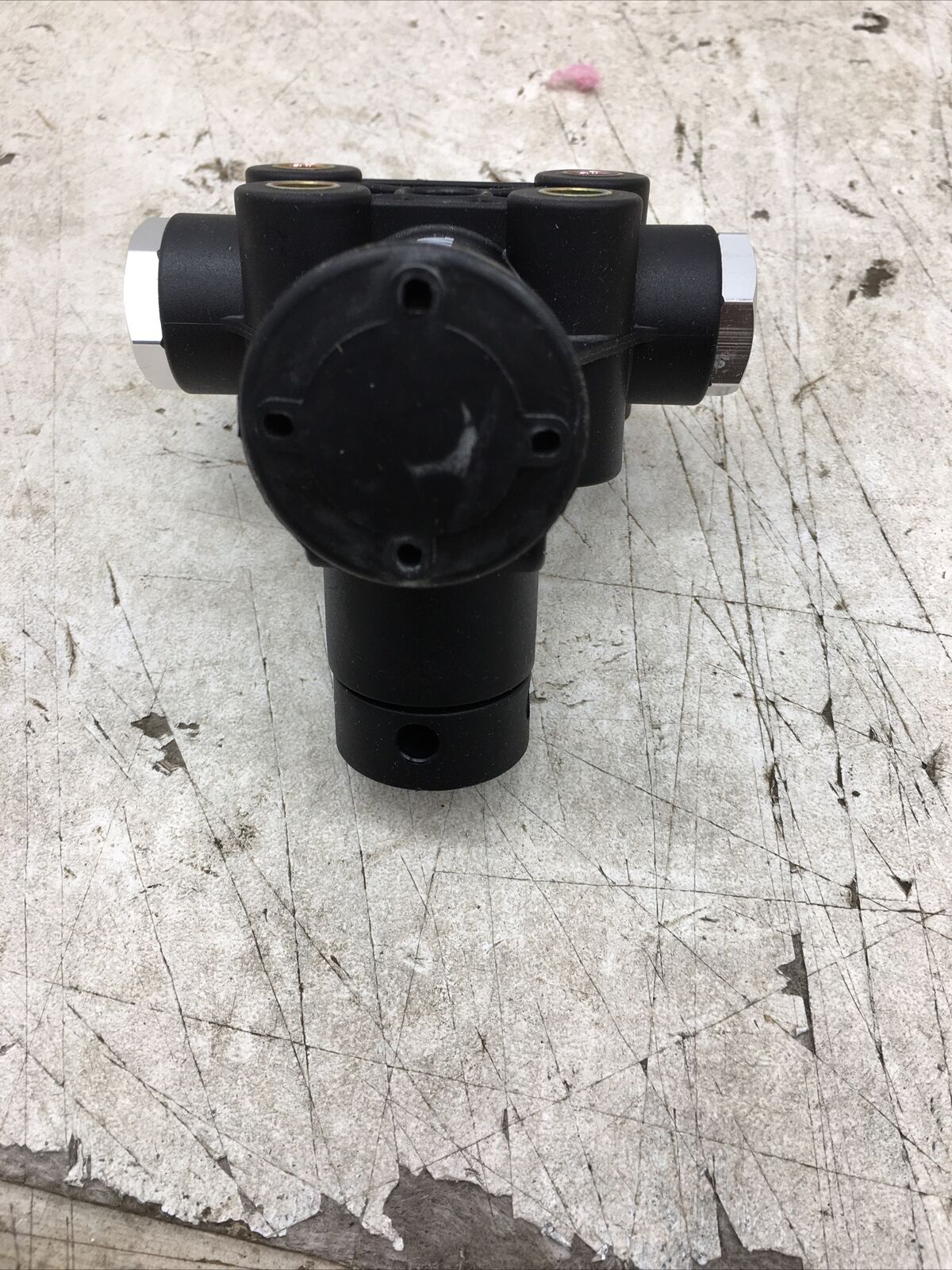 Leveling Valve 3818KN27000 (New Old Stock)