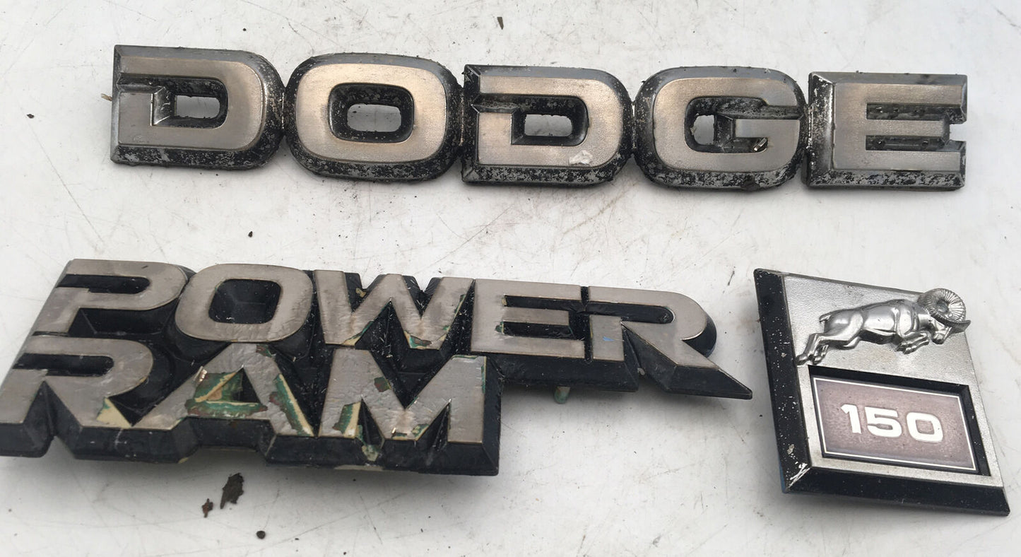 DODGE RAM D150 W150 150 CUSTOM SE FRONT  FENDER EMBLEM LOGO SET 81-90