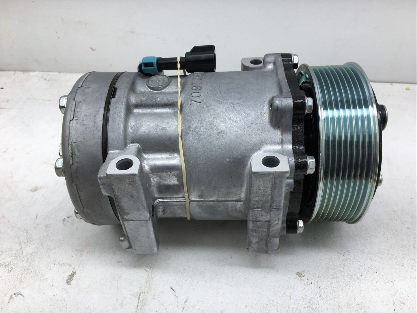 *** International A/C Compressor 3628700C1 (New Old Stock) ***